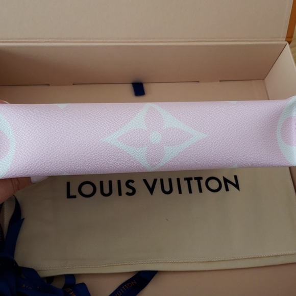 LOUIS VUITTON Escale Toiletry XL 26 Pochette Pastel Pink Clutch Giant Monogram - Picture 8 of 17